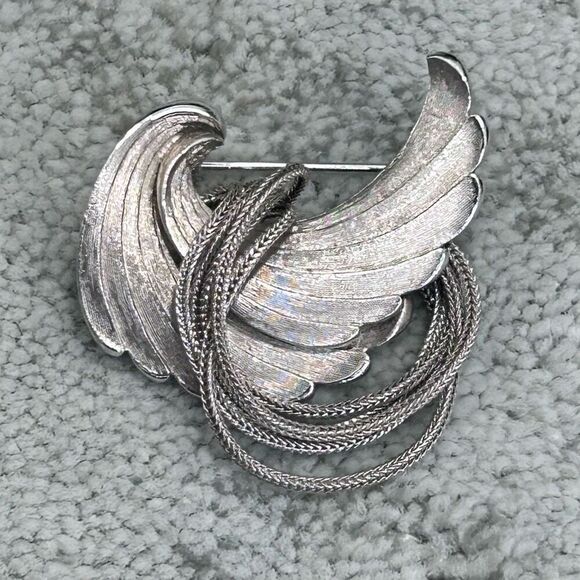 Vintage Kramer Brooch Women's Silver-tone Textured Wing With Drop Multiple Chain - Picture 1 of 9